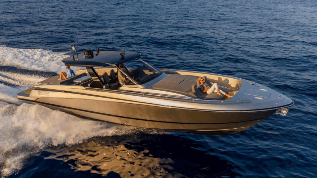 Gladiator 493 by Canados speeds across water