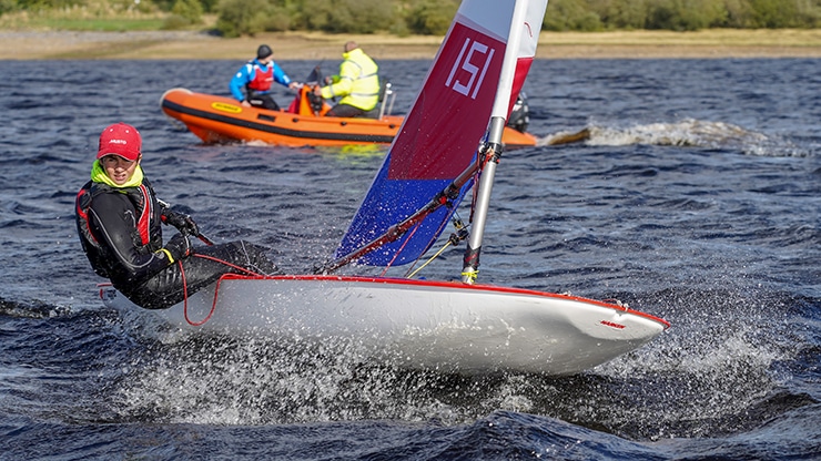 Молодежь празднует гонки на чемпионате региона среди