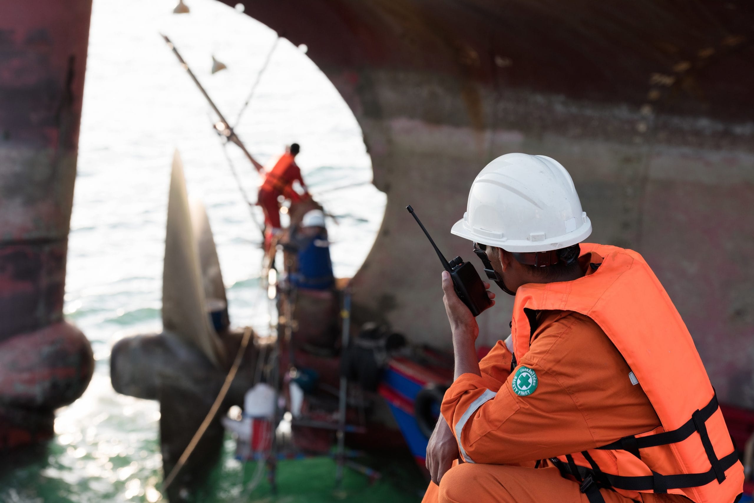 Морской индустрии. Морская отрасль. Женщина и морская отрасль. Мужчина управляет кораблем. Maritime resource Management.