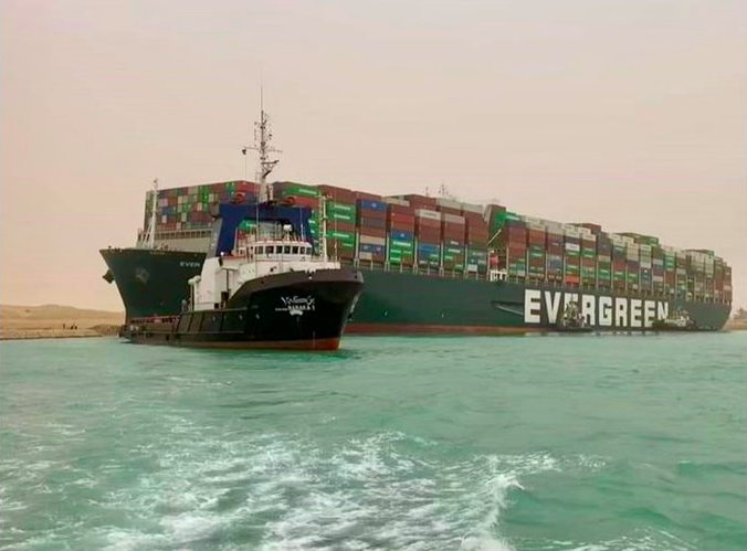 Containerschip Ever Given in het Suezkanaal