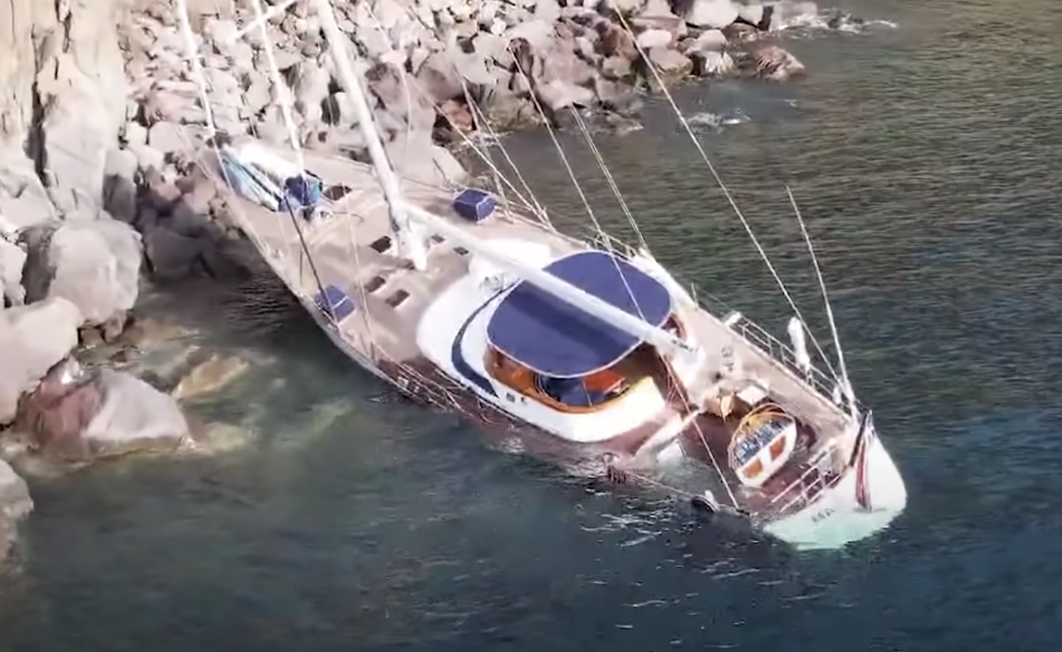 見る：象徴的なペリニナビヨットがイタリアで座礁-海洋産業ニュース