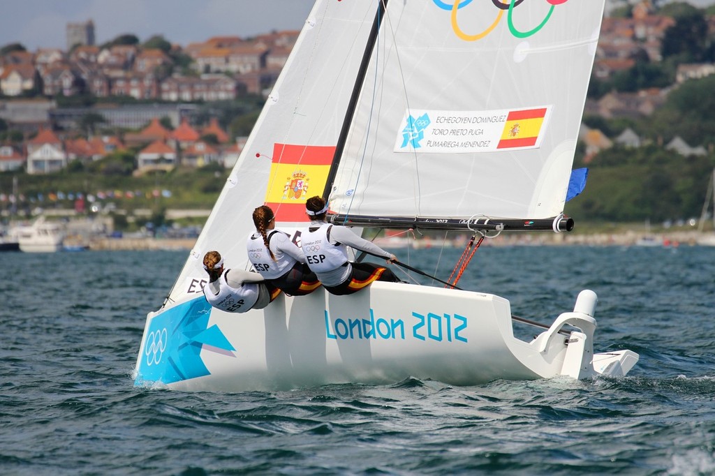 2012 年韦茅斯奥运会帆船赛中，西班牙金牌得主队伍前往观众席 - 照片 © Richard Gladwell www.photosport.co.nz