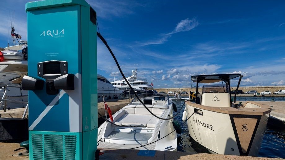 Aqua superPower, X-Shore EELEX 8000 and VITA Lion fast charger, at the port of Saint-Tropez, France (CNW/BCI Marine Group)