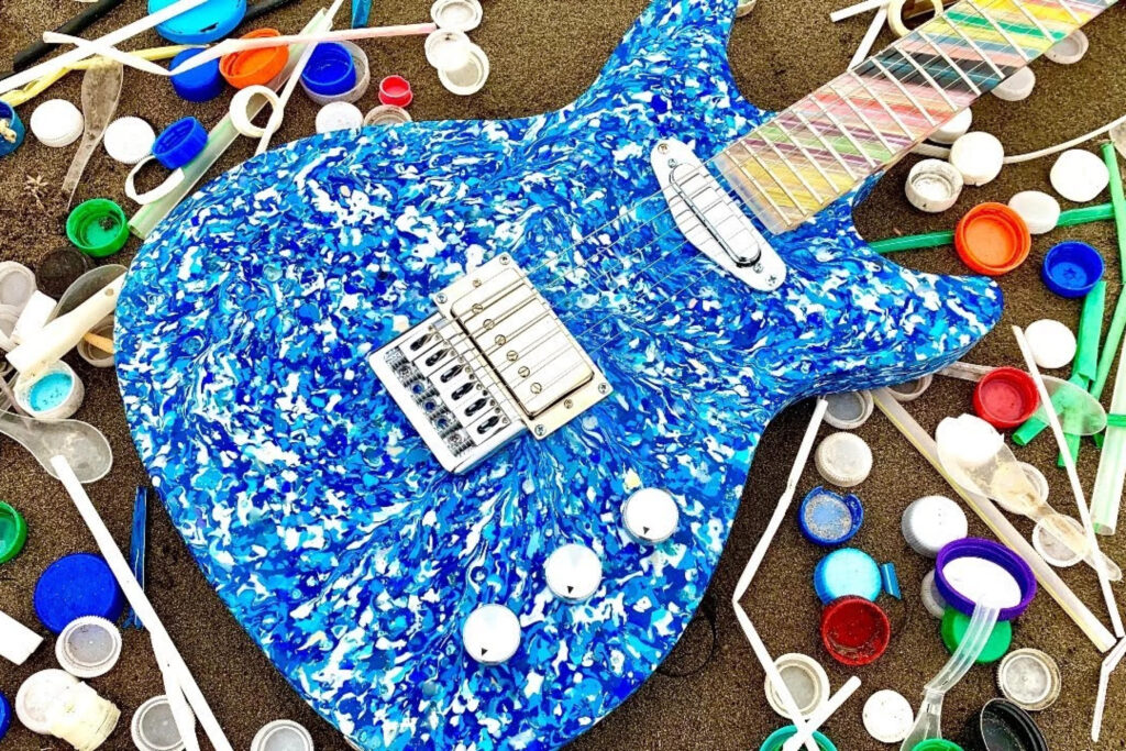 licentie Kilometers soort BEKIJK: Kunstenaar bouwt elektrische gitaar van oceaanplastic - Marine  Industry News