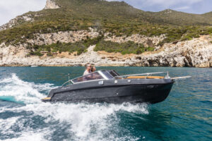 Magonis Wave e-550 is a 5.5m electric boat