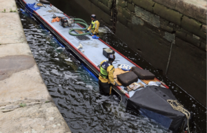 River Canal Rescue versunkener Lastkahn Rochdale-Kanal