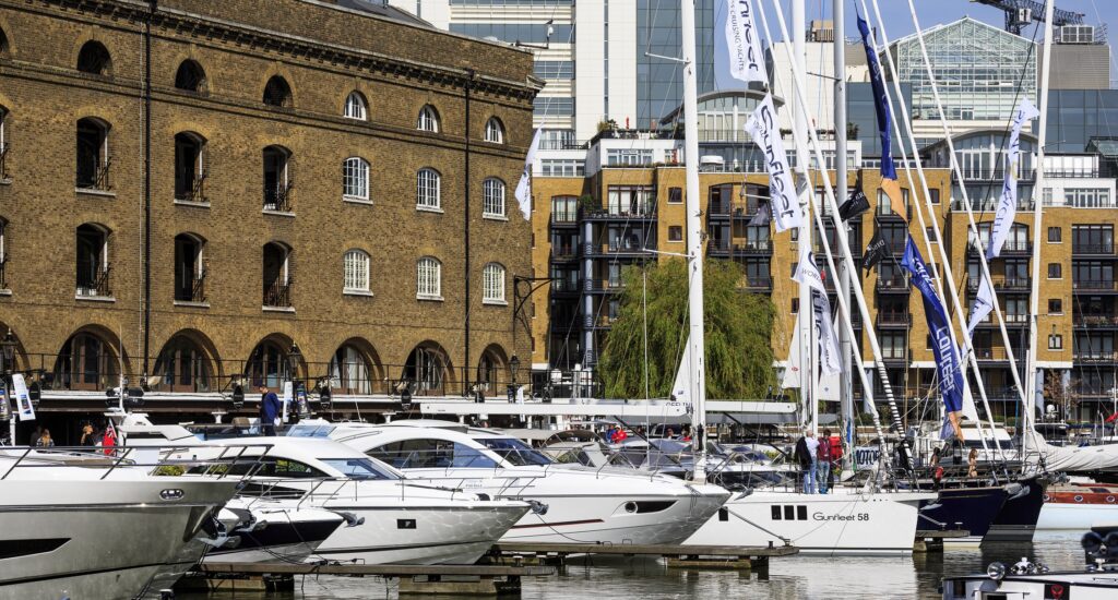 Exposição de barcos de St Katherine Docks em Londres