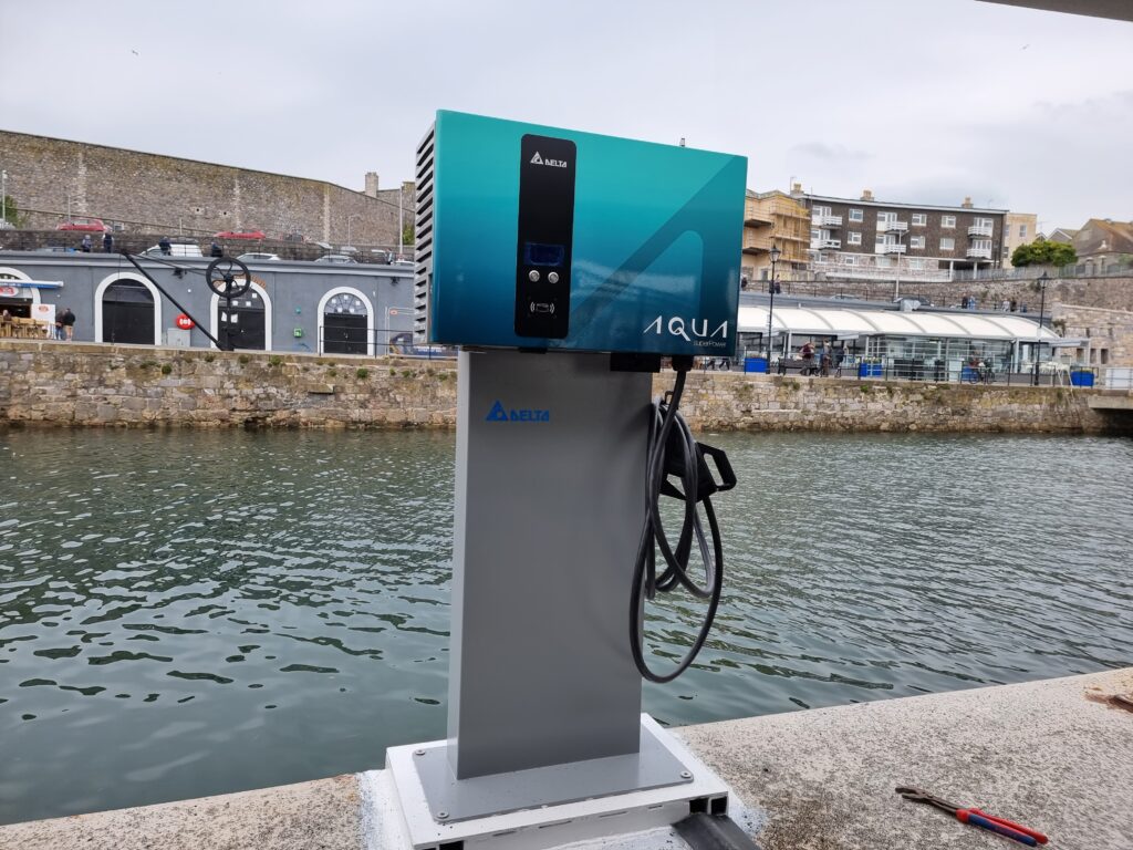 Aqua 25 oplaadstation voor elektrische vaartuigen op Barbican Landing Stage Plymouth