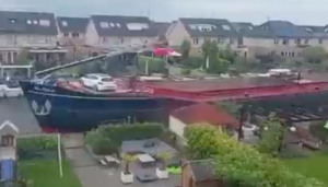 VIDEO: Freighter hits piers in residential area, Netherlands