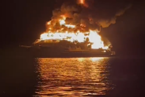 VIDEO: Galapagos tourists evacuated in major catamaran blaze