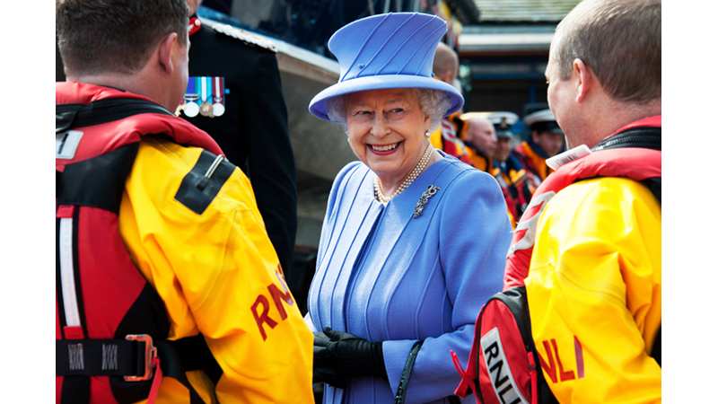 Su Majestad la Reina Isabel II con voluntarios del RNLI