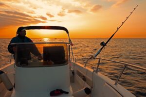 barco ao pôr do sol