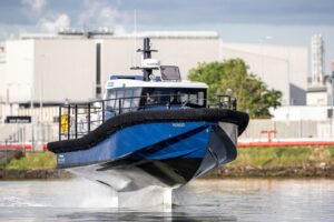 Artemis-Technologies-foiling-workboat-en-Belfast-Harbour-1