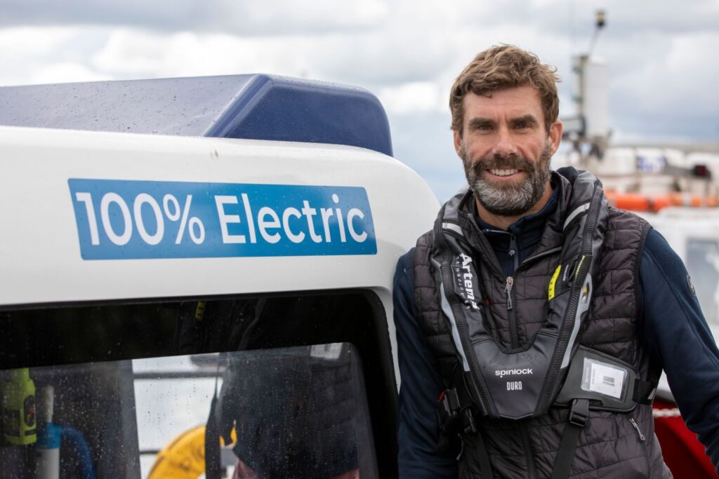 Iain-Percy, double médaillé d'or olympique, lance la gamme de bateaux de travail électriques à foil Artemis