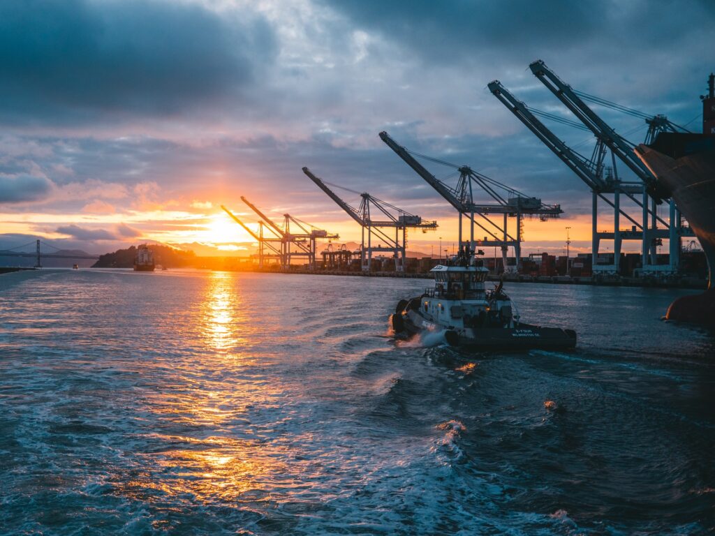 Ein Frachthafen bei Sonnenuntergang
