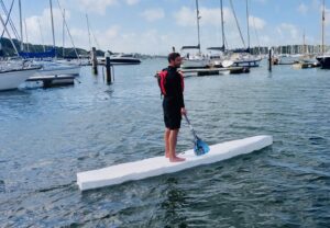 man op gerecycled paddleboard