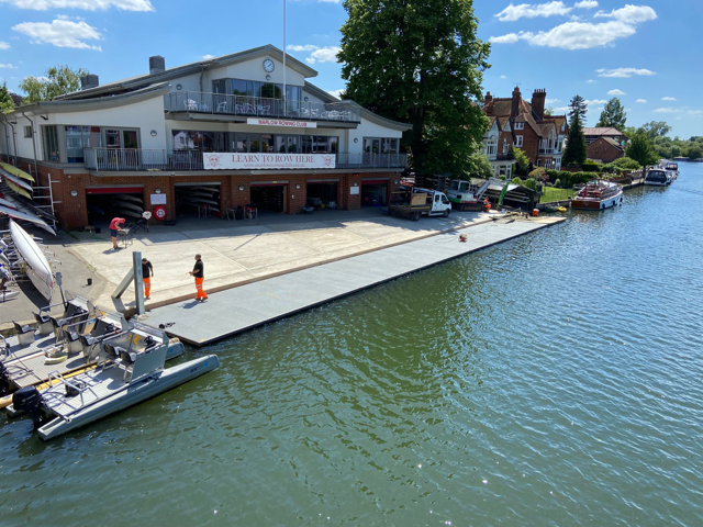 Nuovo pontile a bordo libero basso al Marlow Rowing Club