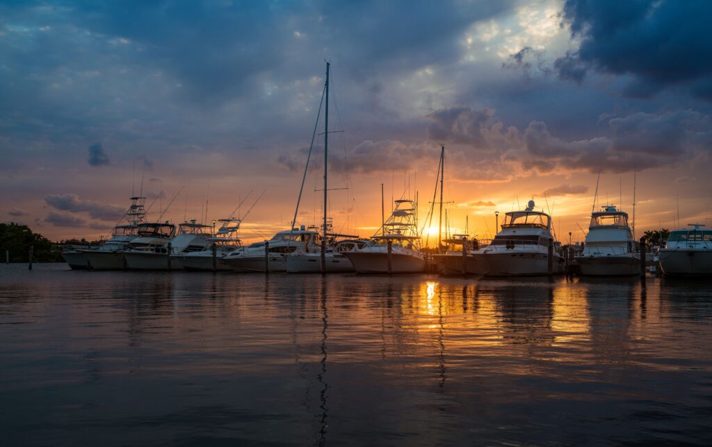 日没時のボートサンテックスマリーナフロリダ