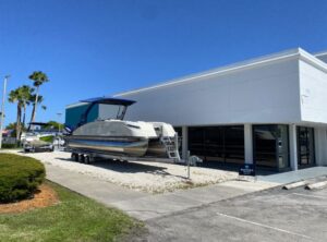 モーターボートは、フロリダの新しい販売および改修施設の外の道路トレーラーに座っていました。