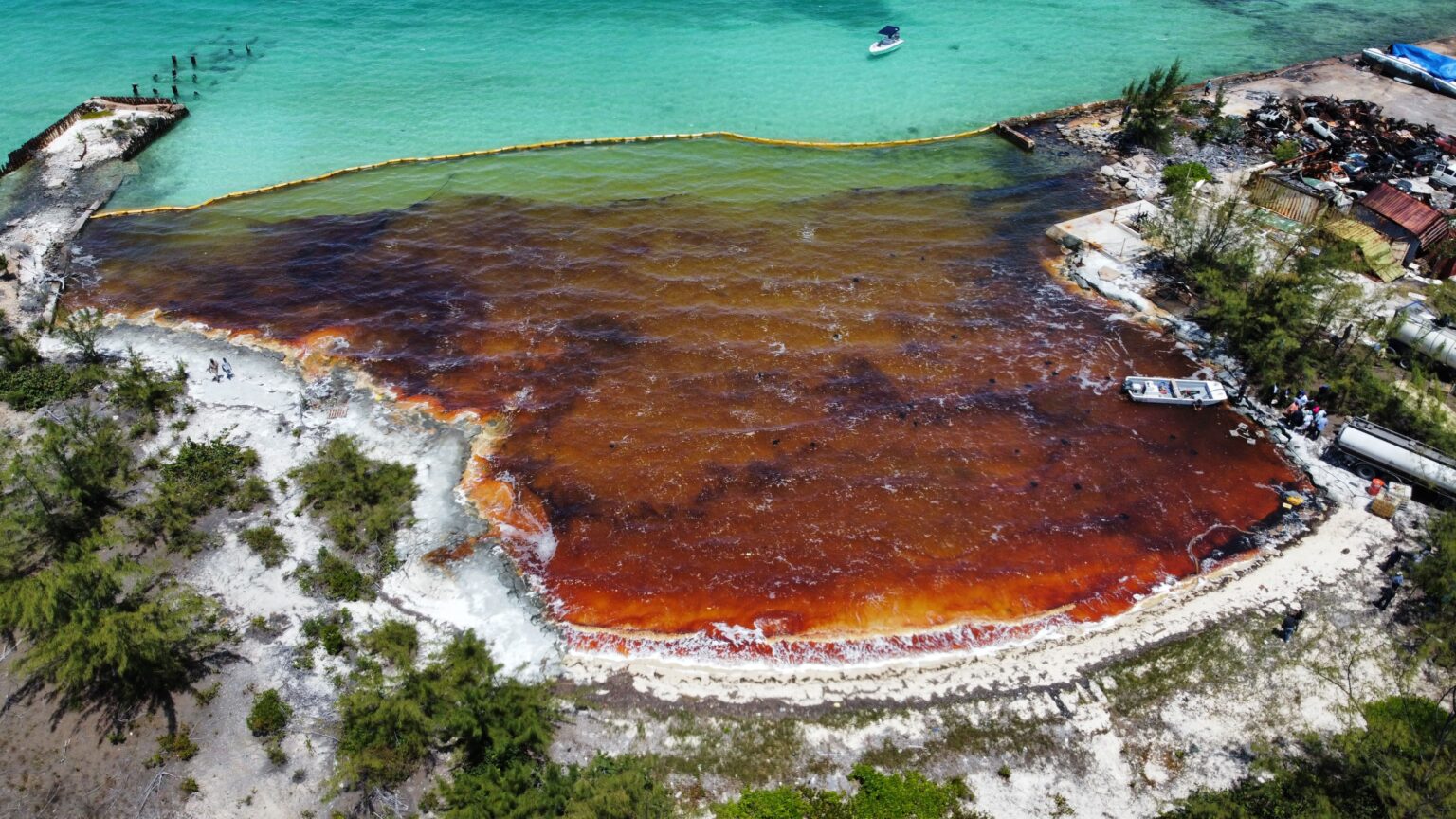 Oil spill in the Bahamas ship spills 30,000 gallons into the ocean Marine Industry News
