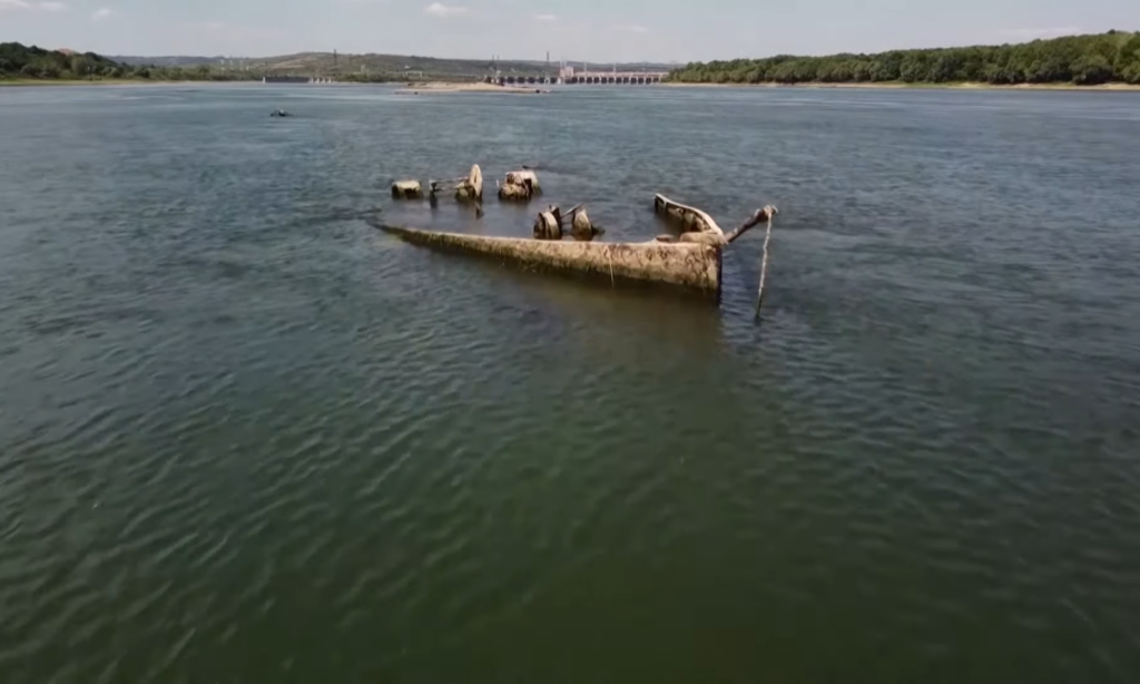 Navio de guerra exposto na seca do Danúbio