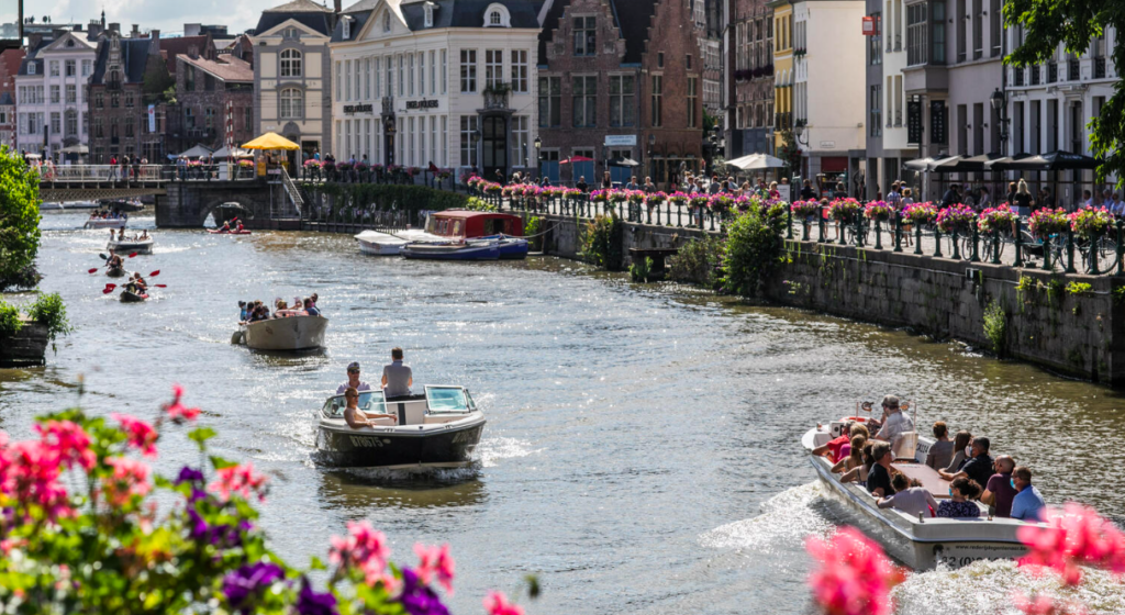 Boote auf dem Kanal, bevor die Dürre die flämischen Wasserstraßen sperrt