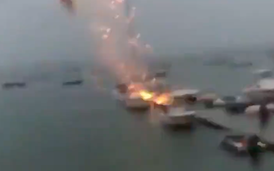 Ein Blitz schlägt in einem US-Jachthafen ein