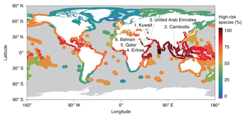 Mapa que muestra la proporción de especies pescadas en riesgo (alto o crítico) bajo SSP5-8.5 para 2100. El sombreado rojo oscuro indica áreas donde casi todas las especies pescadas están en alto riesgo.