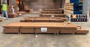 Paneles de madera en fábrica.