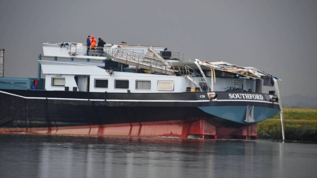 грузовое судно после разрушения рулевой рубки мостом