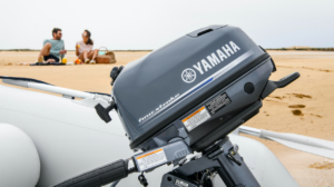 Yamahaist ein tragbarer Außenbordmotor auf der Rückseite eines Bootes