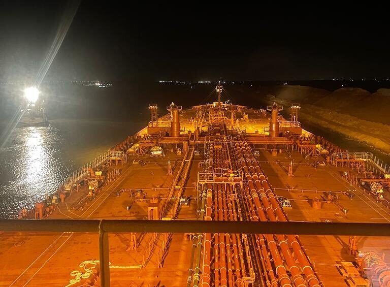 L'Affinity V nel Canale di Suez dopo che è stato rimesso a galla. Foto per gentile concessione dell'Autorità del Canale di Suez