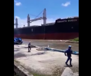 Moment, in dem ein Massengutfrachter den Pier im Hafen von Barranquilla zerstört, während die Arbeiter fliehen