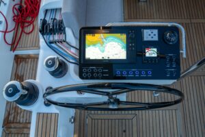Raymarine plotter cartográfico em um barco à vela Oceanis