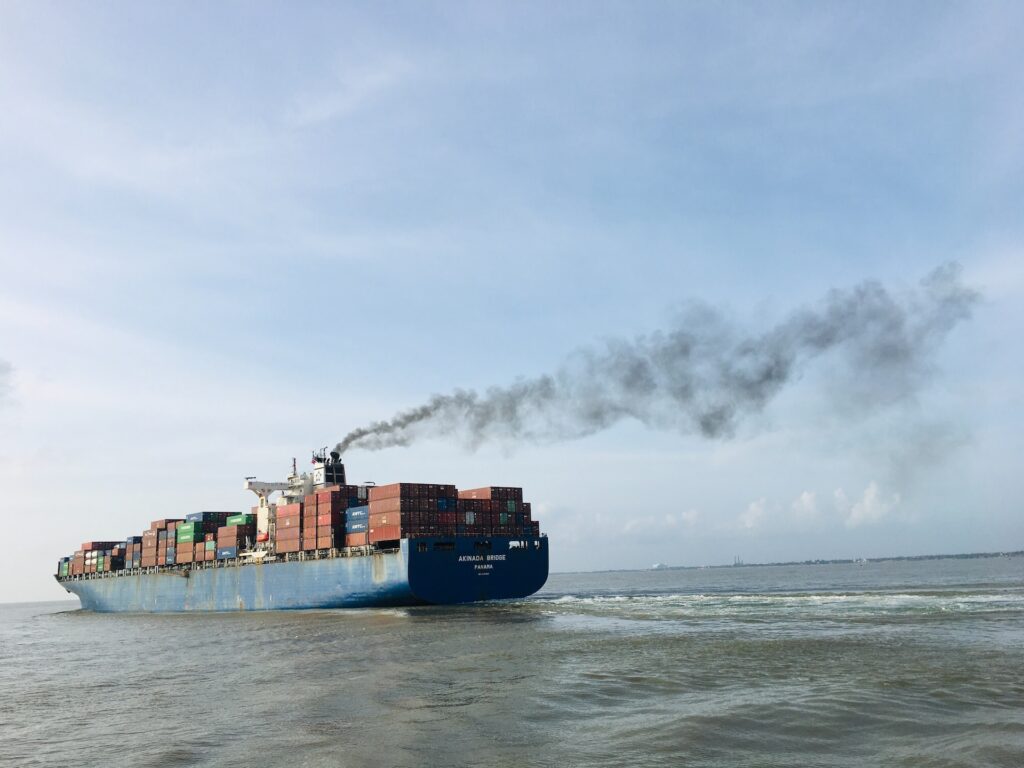 Ein Containerschiff verlässt den Hafen von Colombo