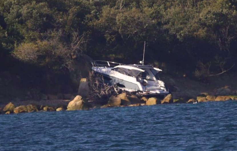 Boot pflügt in Klippe auf Isle of Wight