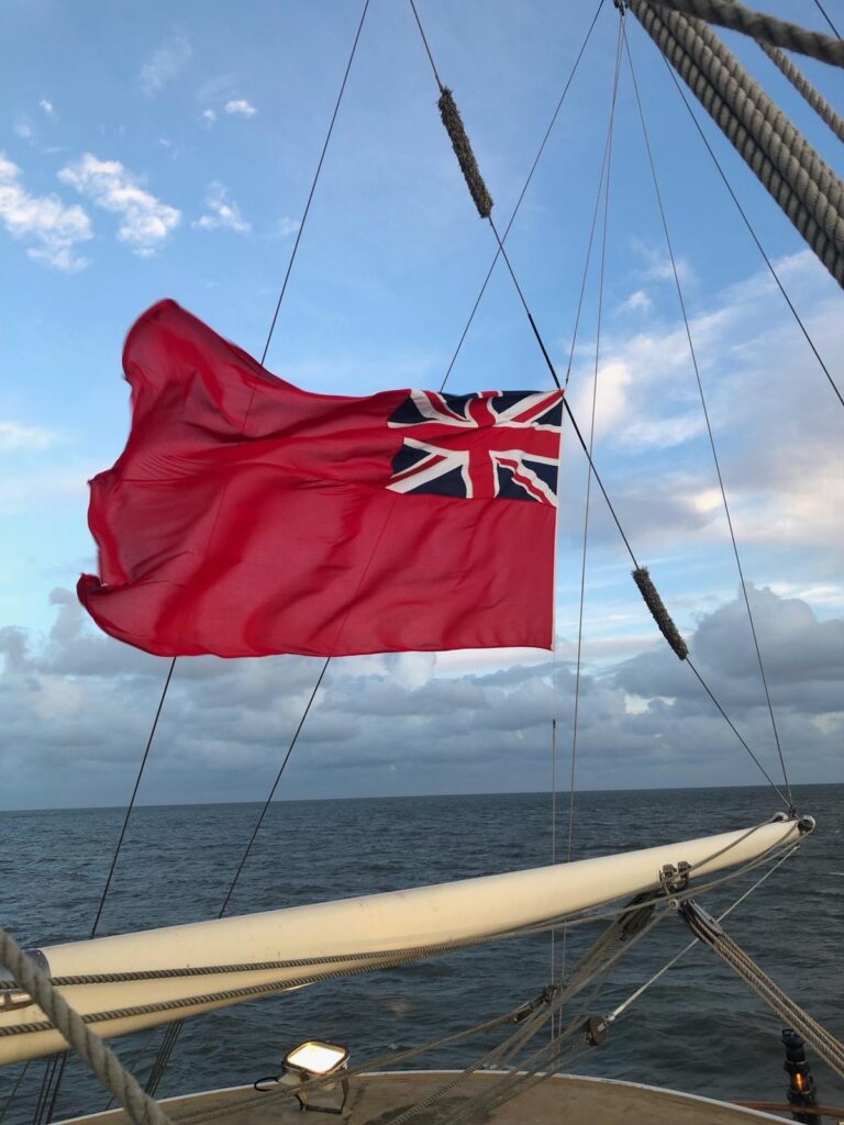 In segno di rispetto per la regina Elisabetta II, il vessillo di Tenacious è indossato a mezz'asta per il nostro arrivo oggi a Great Yarmouth.