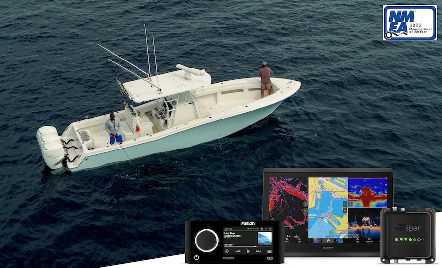 un bateau de pêche sportive avec un équipement électronique marin superposé