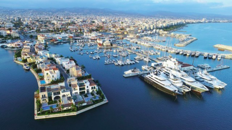 puerto deportivo en Chipre con superyates