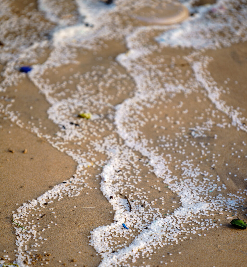 Meeresmüll mit Nurdles an einem Strand in Sri Lanka