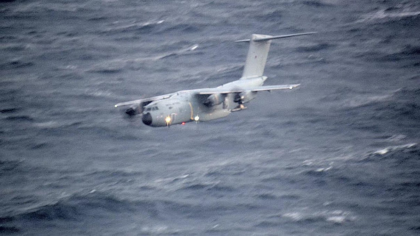 AF Poseidon P8 Maritime Patrol Aircraft en een Atlas A400M assisteerden bij de zoek- en reddingsacties