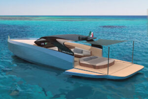 Teruggegeven afbeelding van een motorboot in de zee met sunpad en neergeklapt zwemplatform.