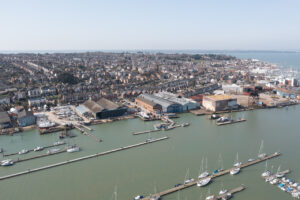 Vista aérea del astillero y del puerto deportivo.