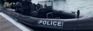 Vista laterale di una nervatura di pattuglia di polizia ormeggiata a fianco di un pontone.