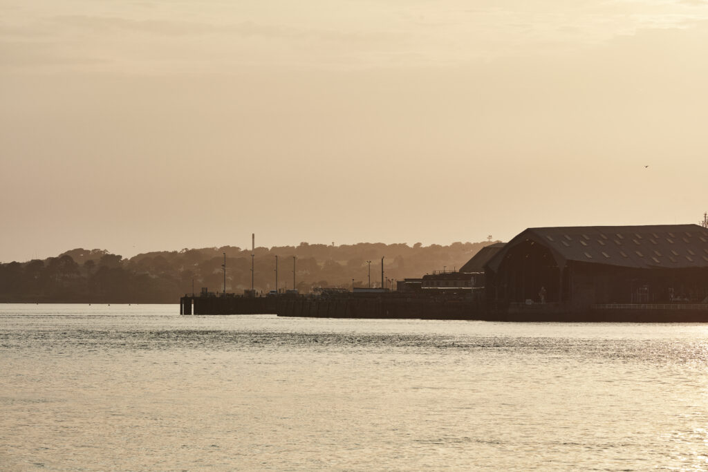 Vista costiera della base di Princess Yachts a Plymouth