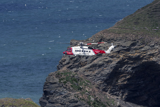 O helicóptero Newquay foi necessário para guinchar os oito tripulantes a bordo para a segurança Crédito: Bob Sharples Photography