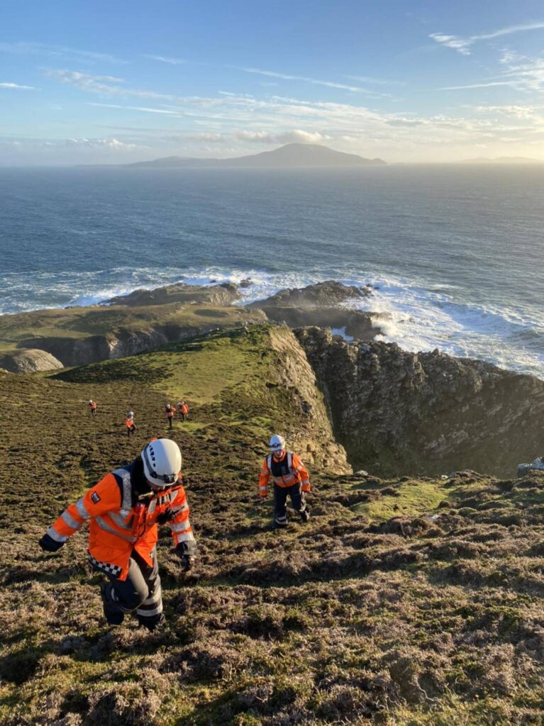 Mitglieder der Küstenwache in Dooega Head im Süden von Achill Island, nachdem eine Yacht angespült wurde. Foto: What's On in Achill Facebook-Seite