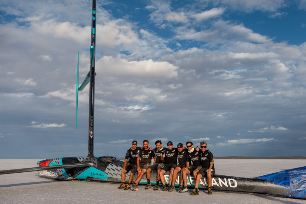 Emirates Team New Zealand 在南澳大利亚的盖尔德纳湖尝试以风力驱动的陆上速度世界纪录。 名为“Horonuku”的陆地游艇在湖上组装并开始首次航行。