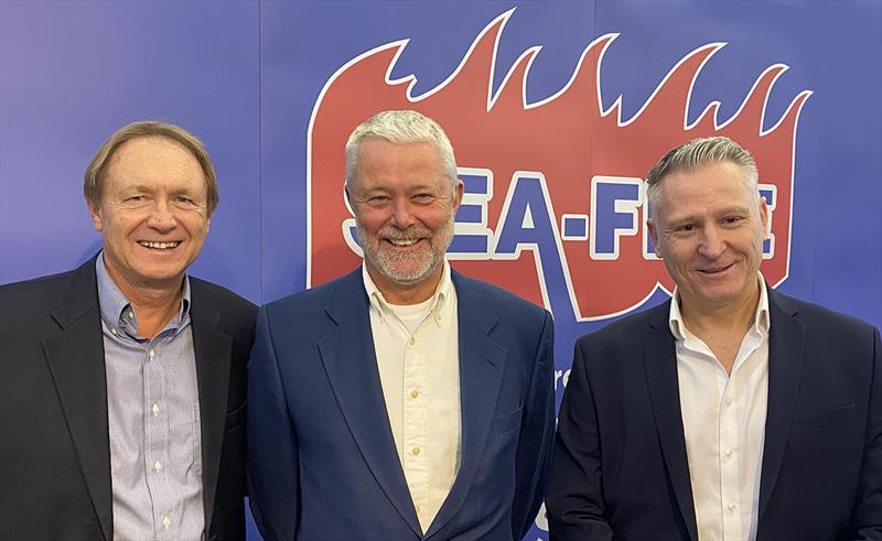 Van links) Ernie Ellis, voorzitter van Sea-Fire Marine; Dirk Jantzen, mededirecteur, BIS Electronics GmbH; en Justin Milburn, algemeen directeur van Sea-Fire Europe Ltd