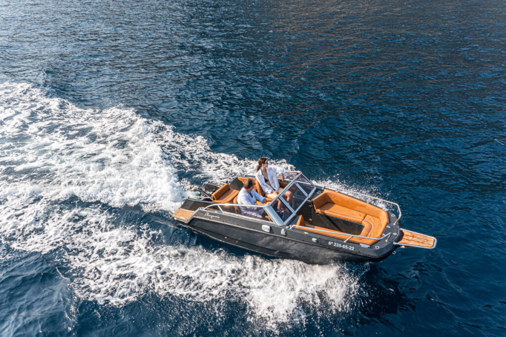 Magonis e wave electric dayboat